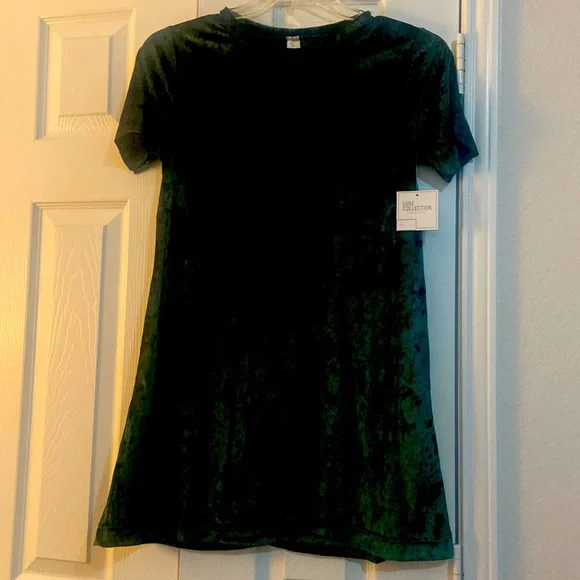 Luxe Dresses | Adorable Forest Green Crushed Velvet Dress. Nwt. Simple & Shortsleeved. | Color: Green | Size: S | Lissashepard's Closet